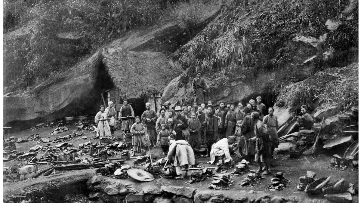 Mineri în fața unei mine din munții situate la vest de Dazhu, provincia Sichuan, 1909. Sursă foto: Profimedia Images