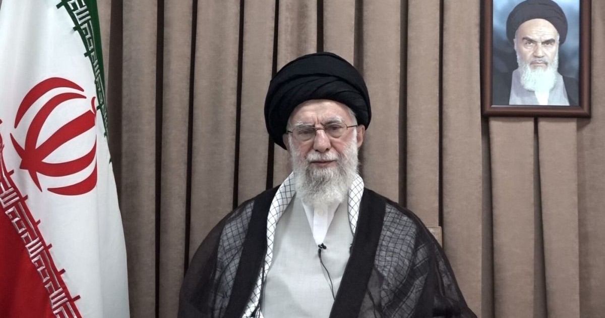 Liderul suprem al Iranului, ayatollahul Ali Khamenei, având în stânga steagul Iranului și în dreapta portretul fondatorului revoluției, ayatollahul Khomeini, se adresează națiunii