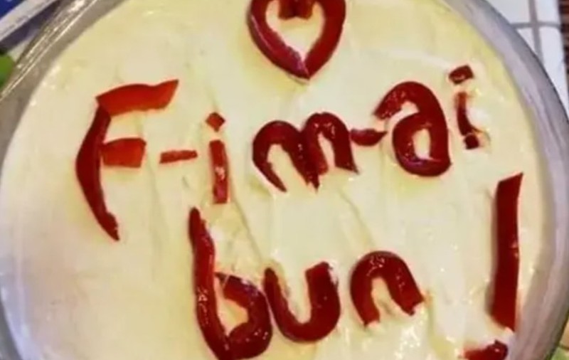 O gospodină din Brăila a ornat salata de boeuf și a vrut să transmită o urare, dar a scris greșit două din trei cuvinte, iar invitații au râs copios