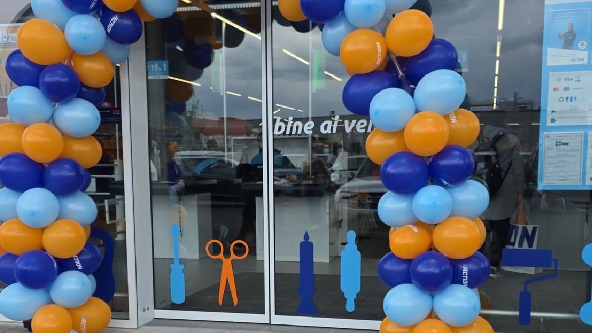 Deschiderea unui magazin de tip discount Action, cu arcadă cu baloane albastre, bleu și portocalii la intrare. Foto: Facebook