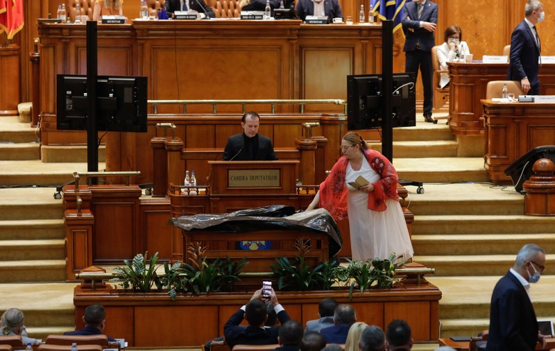 Diana Șoșoacă a dus un sac pentru cadavre în Parlament: Îl ajut pe Orban să scape de Cîțu. Chestorii au scos-o din sală