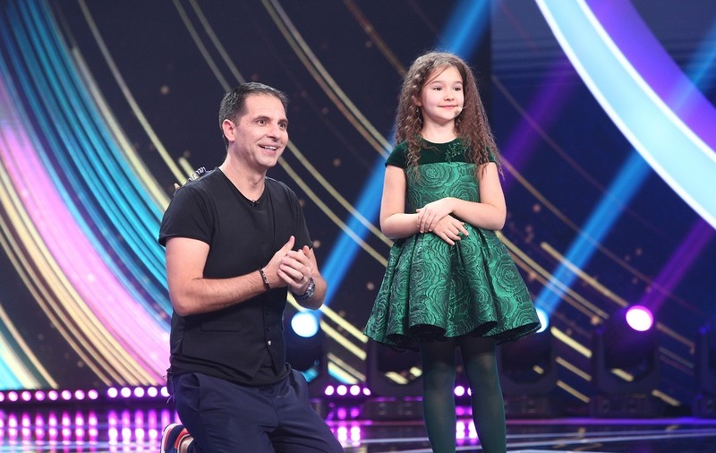Povestea fetiței de 7 ani care vorbește opt limbi străine. Bella a uimit întreaga planetă și urcă pe scena „Next Star”