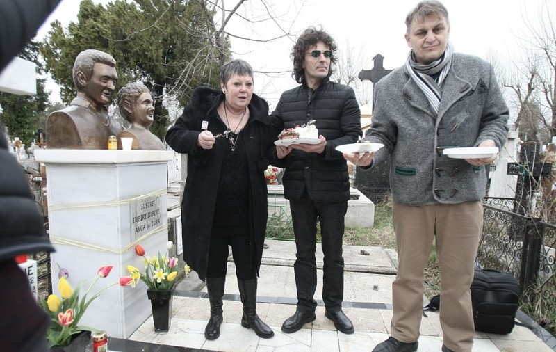 EXCLUSIV/ Anca Pandrea merge cu tort și șampanie la cimitir. Primele imagini de la comemorarea lui Iurie Darie