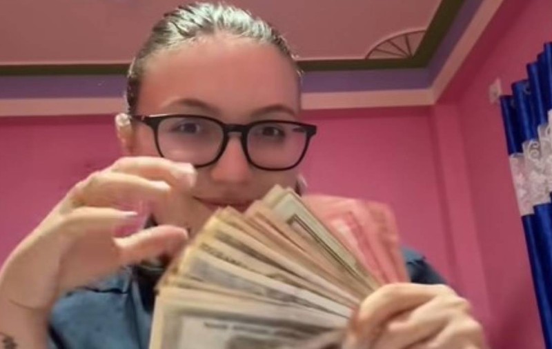 O româncă măritată cu un nepalez s-a umplut de bani când a ajuns în țara lui natală. Darurile au fost oferite de membrii familiei