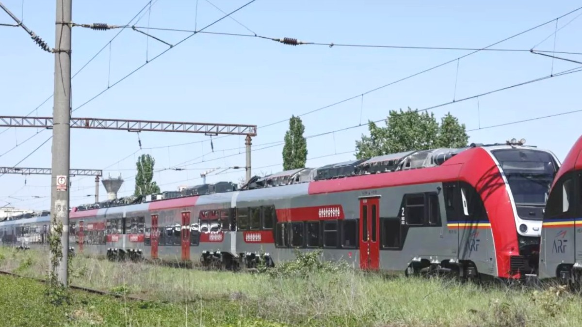 Imaginea prezintă rame electrice moderne PESA în culorile roșu și argintiu, inscripționate cu sigla ARF, staționate pe șinele de cale ferată.