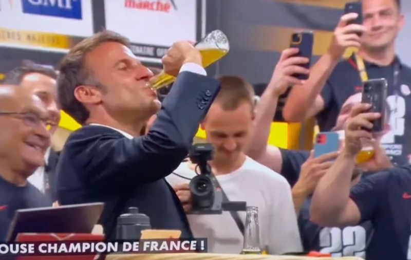 „Masculinitate toxică”. Macron, criticat pentru că a dat pe gât o sticlă de bere, în vestiarul echipei de rugby Toulouse