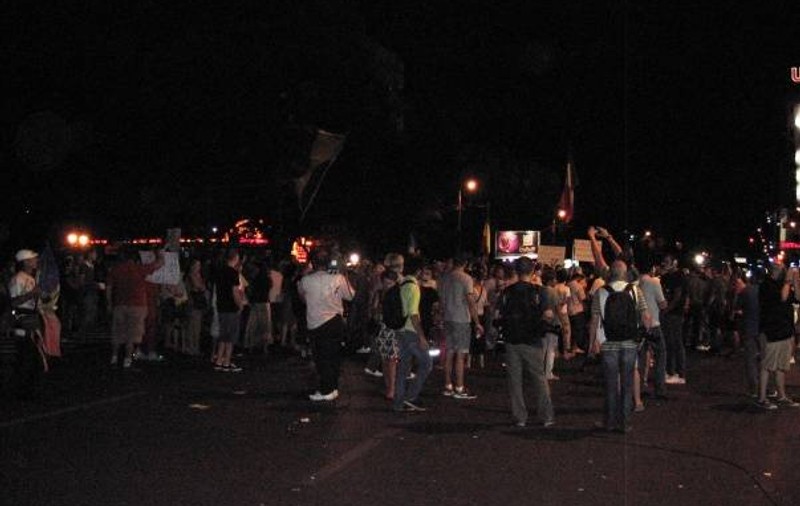 Sute de persoane protestează la Universitate faţă de proiectul de la Roşia Montană
