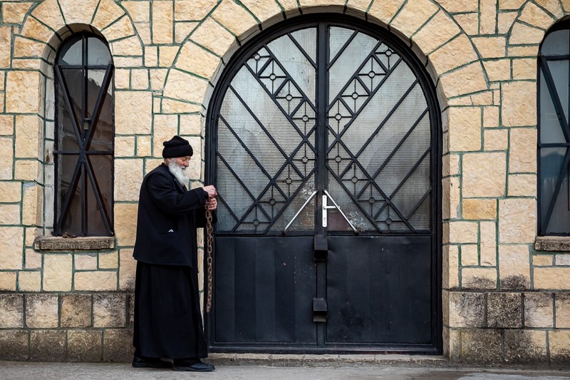 Una dintre bucuriile părintelui Ierotei e să le vorbească vizitatorilor, acum foarte rari, despre sfinţi şi minuni