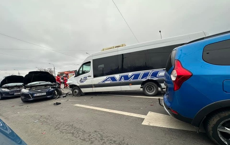 Accident cu 6 mașini, într-o intersecție din București. 12 oameni au ajuns la spital