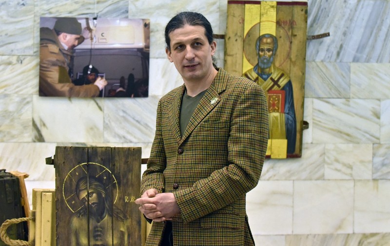 Ucraineanul care „transformă moartea în viață”: Pictează icoane pe cutiile de muniție și strânge bani pentru un spital de campanie