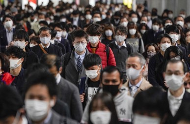 Japonezii nu au avut restricții majore, dar au respectat regulile. Și au purtat conștiincios măștile de protecție | FOTO: EPA
