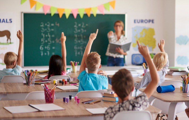Guvernul nu va aloca 6% din PIB pentru Educație nici în 2025. Decizia afectează atât învățământul preuniversitar, cât și cel superior 