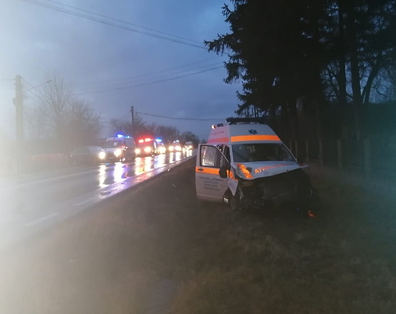 O femeia a murit într-un Logan răsturnat de o ambulanță în misiune, la Forăști, în Suceava