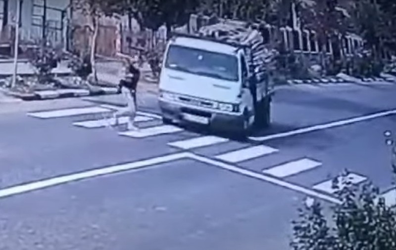 Mamă cu un copil de 2 ani în brațe, filmată când e lovită în plin pe trecerea de pietoni de o dubă cu lemne, în Buzău