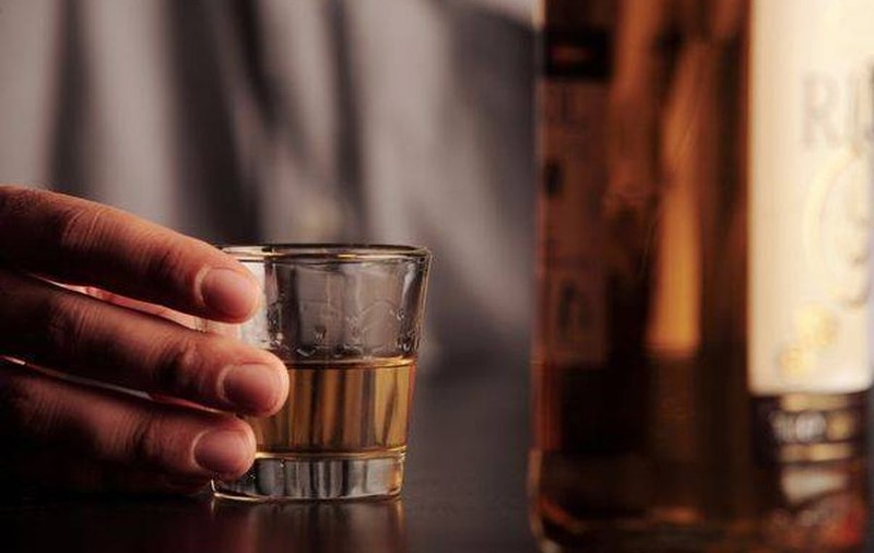 România, pe primul loc în Europa la consumul de alcool ilicit: ANAF colaborează cu producătorii de băuturi spirtoase