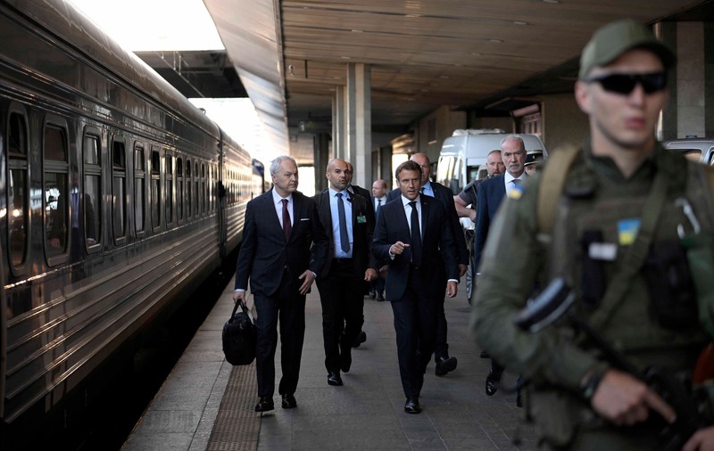 O gară de marfare, câini aduși de la Paris și un tren de rezervă, care îi urmărea. Detalii despre călătoria istorică făcută de Macron, Scholz și Draghi la Kiev