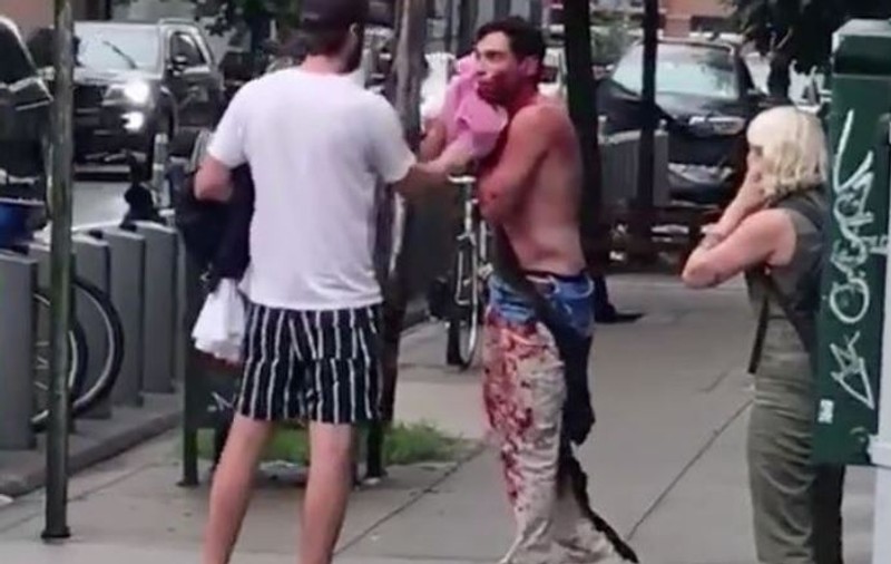 Imagini șocante într-o frizerie din New York. Un client a fost înjunghiat în gât