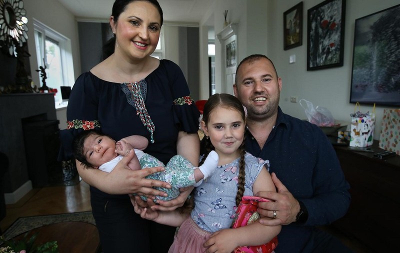 O româncă a născut în parcarea unui spital din Olanda, ajutată de soțul ei