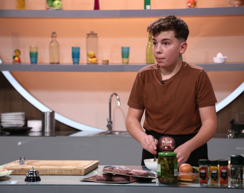 „Chefi la cuțite”, 15 aprilie. Va avea loc ultima ediție din acest sezon dedicată degustărilor. Apariție-surpriză în fața juraților