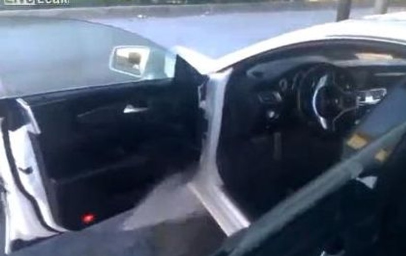 Video | Uite cum îşi bat joc muncitorii de la spălătorie de o maşină de zeci de mii de euro!