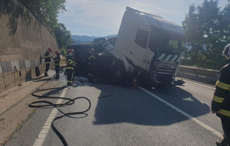 Un TIR s-a răsturnat pe DN6, la Orșova, și a blocat complet traficul: combustibilul din rezervor se scurge în Dunăre