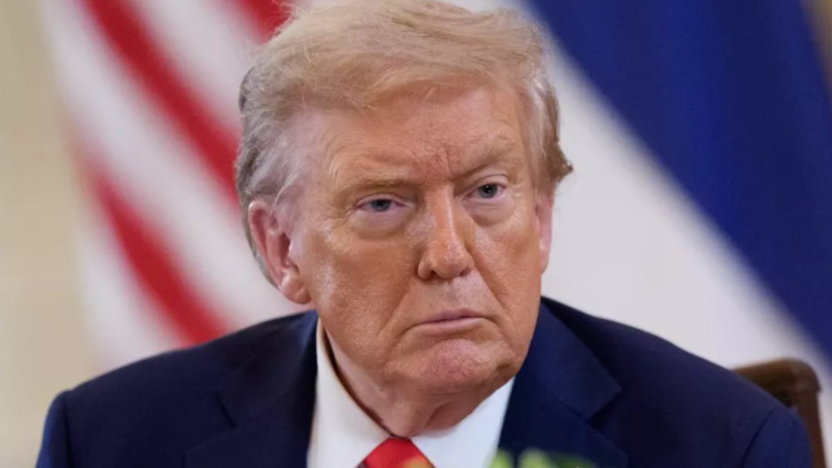 Donald Trump, președintele SUA, în timp ce stă serios