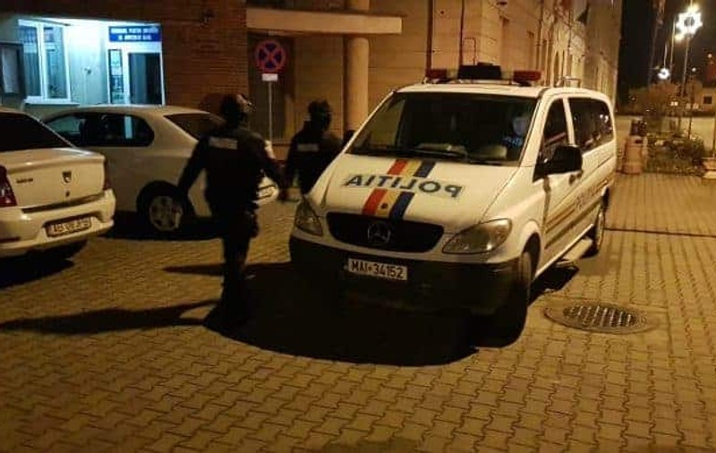 Un bărbat și iubita lui, bătuți la Târgul de Crăciun din Mioveni. Scandalul a pornit după ce fosta cumnată l-a acuzat de infidelitate