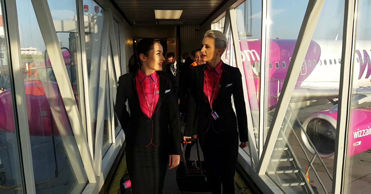Două stewardese, in timp ce coboară din avion, au povestit reporterilor Libertatea ce fac în timpul liber