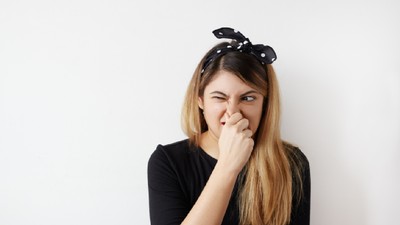 o fată care se ține de nas