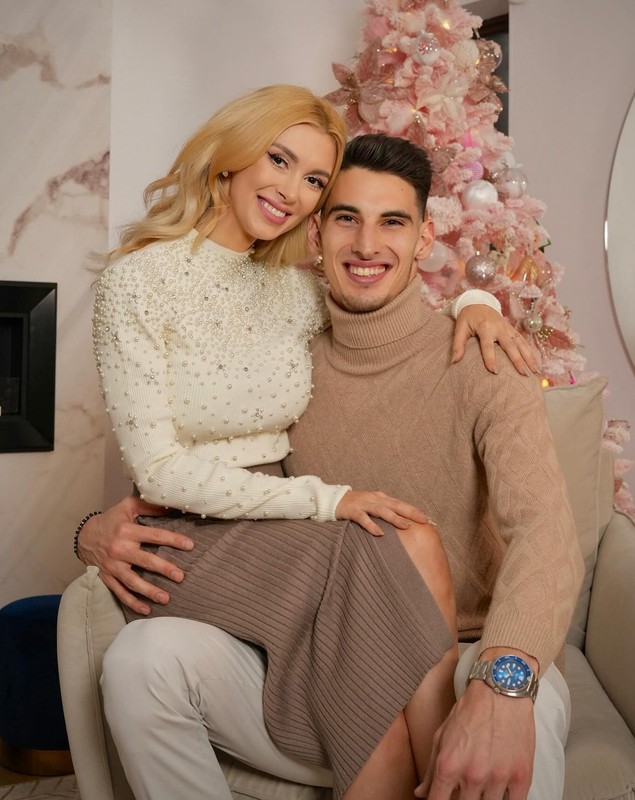 Explicația Andreei Bălan, care poartă numele de familie al lui Victor Cornea: „Uneori sunt soție”. Cei doi se află acum în Grecia