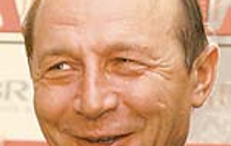 Familia Basescu, intampinat cu 'Sateasca' la Luxemburg