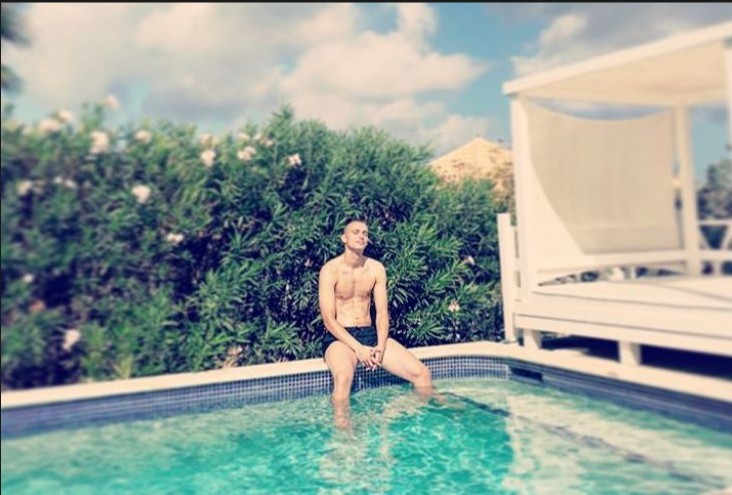 Olandezul Jasper Cillessen, rezervă la Barcelona, relaxându-se pe marginea piscinei