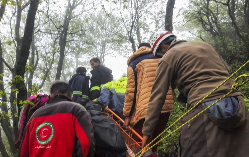 Primele imagini cu salvatorii care ajung la locul prăbușirii elicopterului în care a murit președintele iranian Ebrahim Raisi | VIDEO