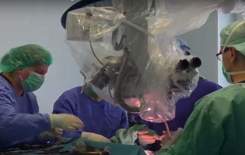O italiancă în vârstă de 60 de ani a gătit în timp ce medicii îi scoteau o tumoare de pe creier
