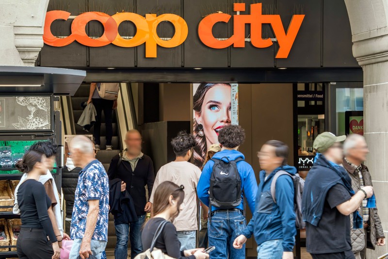 coop city, Geschäft in der Bahnhofstraße, Zürich, 29. April 2024 Schweiz, Zürich, 29. April 2024, coop city, Geschäft in der Bahnhofstraße, Einzelhandel, Wirtschaft, *** coop city, store in Bahnhofstrasse, Zurich, April 29, 2024 Switzerland, Zurich, April 29, 2024, coop city, store in Bahnhofstrasse, Retail, Economy,,Image: 869554411, License: Rights-managed, Restrictions: imago is entitled to issue a simple usage license at the time of provision. Personality and trademark rights as well as copyright laws regarding art-works shown must be observed. Commercial use at your own risk., Model Release: no