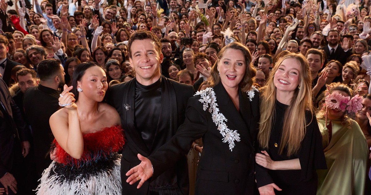Luke Thompson (Benedict Bridgerton), Yerin Ha (Sophie Baek), Hannah Dodd (Francesca Bridgerton) şi Ruth Gemmell (Violet Bridgerton) au venit la București pentru pomovarea serialului Bridgerton.