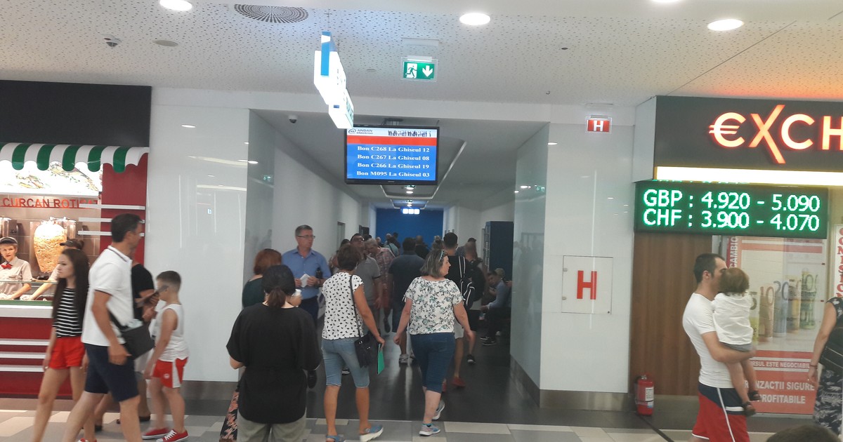 Cum au ajuns românii să-și facă pașaport la mall. ”Internele” au primit cadou uriașul spațiu pe care l-au transformat în ghișee de lucru cu publicul