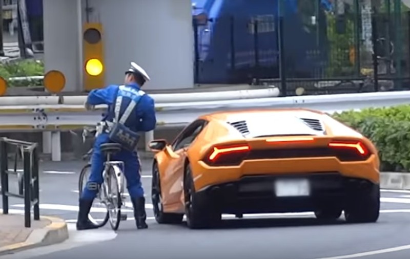 VIDEO | Un polițist cu bicicleta a urmărit un Lamborghini, după ce șoferul nu a respectat regulile de circulație