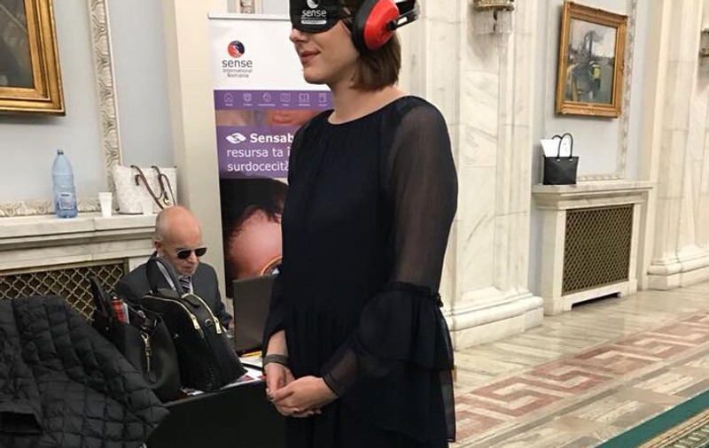 Experiment în Parlament: Aleșii, invitați să se pună în locul persoanelor care nu văd și nu aud