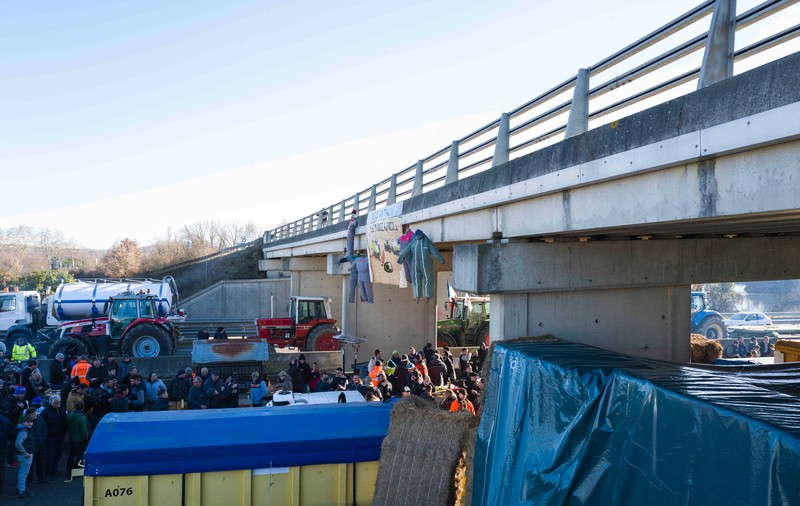 Fermierii francezi blochează de patru zile o autostradă și se pregătesc de extinderea protestelor la nivel național | VIDEO