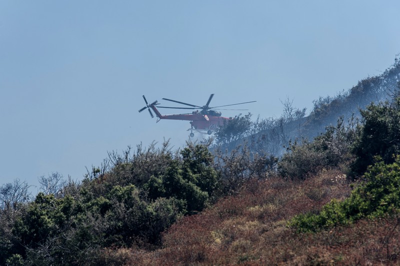 Un elicopter încearcă să stingă focul