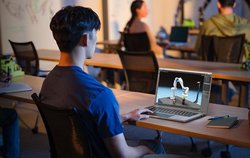Cele mai bune laptopuri cu plăci video NVIDIA GeForce RTX seria 50 pentru „Back to School 2025”