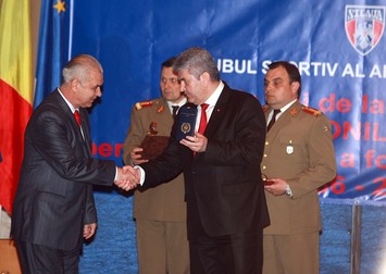 Anghel Iordănescu, stânga, și Gabriel Oprea în timpul ceremoniei dedicată împlinirii a 25 de ani de la cucerirea Cupei Campionilor Europeni de către echipa de fotbal Steaua București