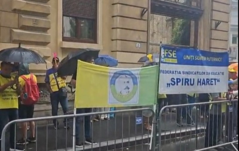 O lună de proteste ale sindicatelor din învățământ. Au cerut din nou demisia lui Daniel David, la sediul Ministerului Educației