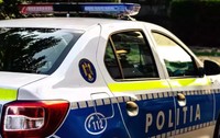 O mașină de poliție parcată