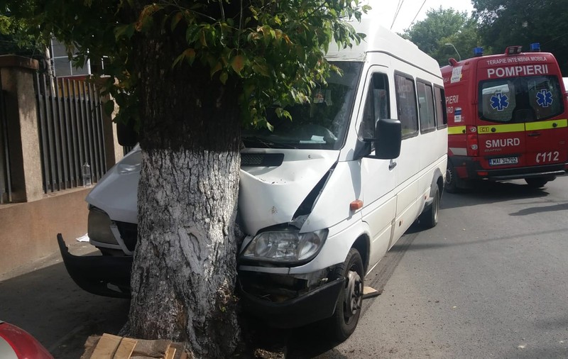 UPDATE. Un microbuz a intrat într-un copac pe Şoseaua Antiaeriană din Bucureşti