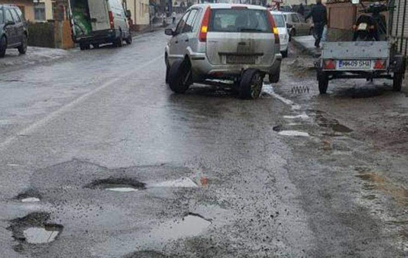 Și-a rupt maşina în două într-o groapă acoperită cu apă
