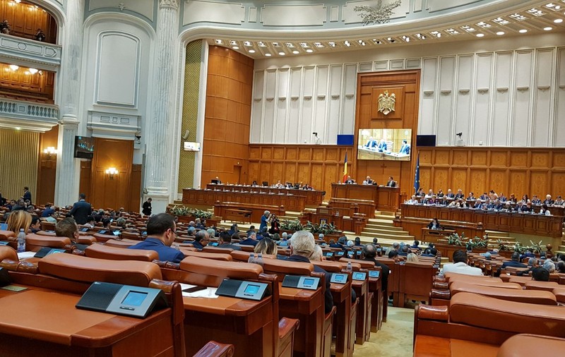 UPDATE. Închisoarea la domiciliu și în weekend a fost adoptată de Parlament; PNL va ataca proiectul la CCR