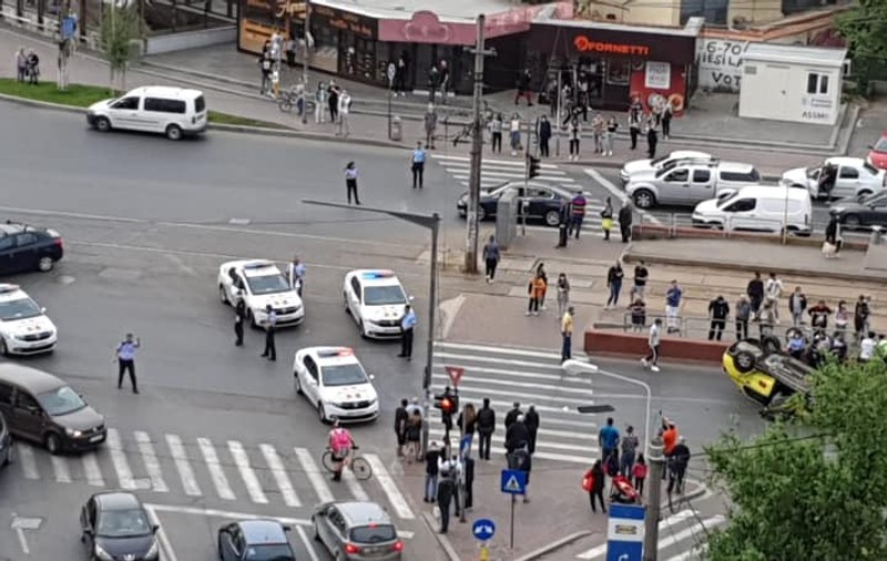 Accident grav în București în prima zi a stării de alertă. Un taxi s-a răsturnat la Dristor