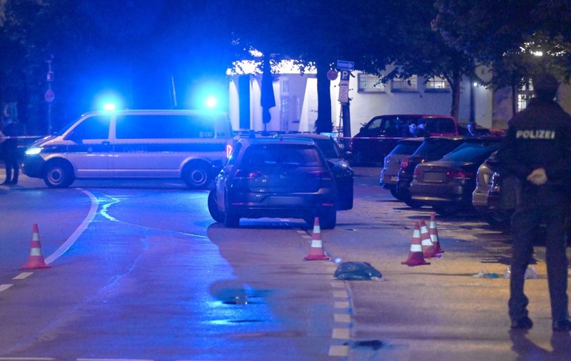 Atac cu cuțitul la Munchen. O femeie a rănit doi trecători, apoi a fost împușcată mortal de polițiști